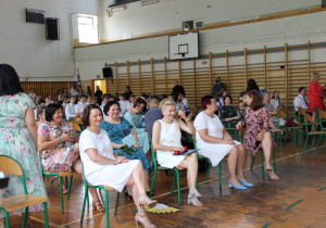 Nauczyciele siedzący na krzesłach